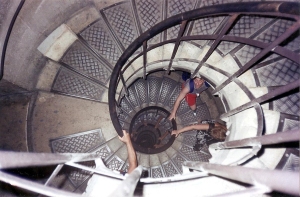 Escadas do Arco do Triunfo. Para ver Paris do alto é preciso subir!