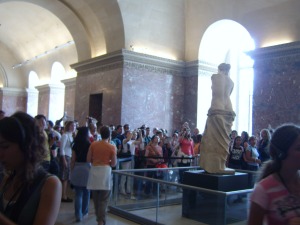 Turistas se aglomeram para ver a Vênus de Milo no Museu do Louvre