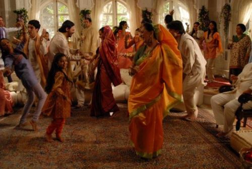 Personagens dançam em "Caminho das Índias"